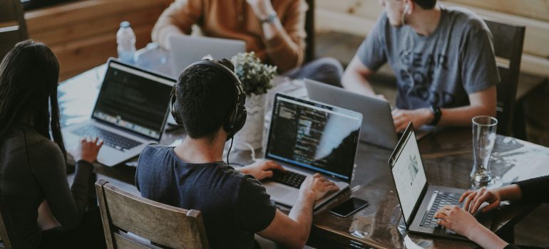 Comparing internet providers for a Toronto business location